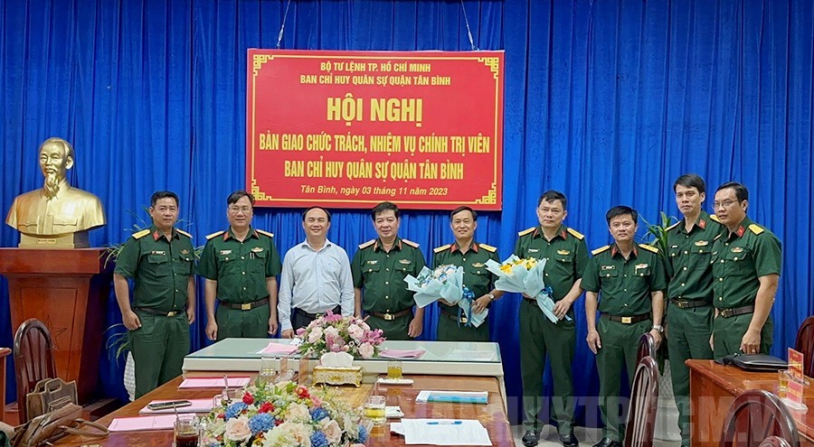 Bàn giao chức trách, nhiệm vụ Chính trị viên Ban Chỉ huy
                        Quân sự quận Tân Bình