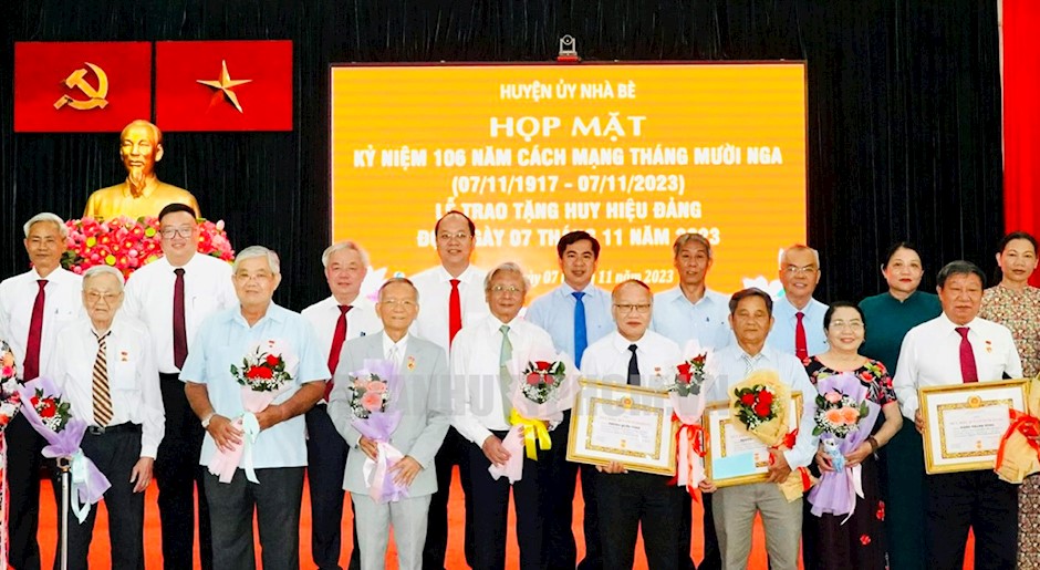 Kiên định, kiên trung một lòng theo Đảng, theo Bác Hồ và
                        hoàn thành xuất sắc các nhiệm vụ mà Đảng và Nhân dân giao phó