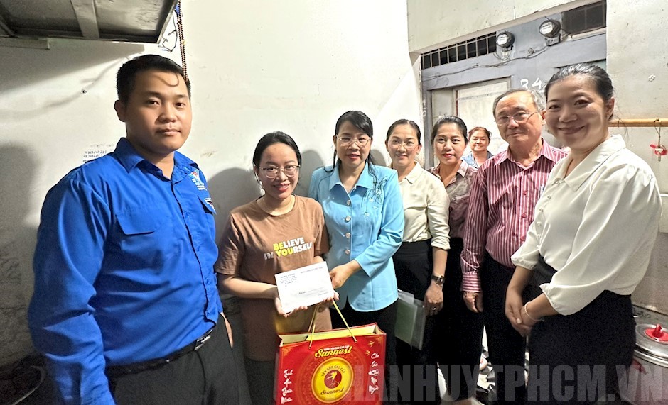 Quận Tân Phú: Thăm hỏi, tặng quà 46 đảng viên đau yếu,
                        có hoàn cảnh khó khăn